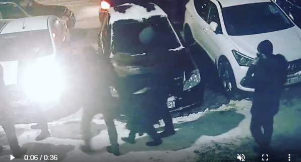 Силовики ведут Зарему Мусаеву. Скриншот видео https://www.instagram.com/p/CZHKjIooFWA/
