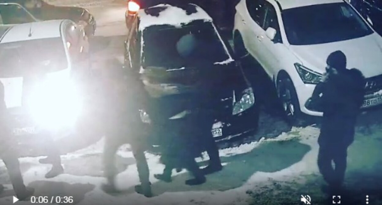 Силовики ведут Зарему Мусаеву. Скриншот видео https://www.instagram.com/p/CZHKjIooFWA/
Силовики ведут Зарему Мусаеву. Скриншот видео https://www.instagram.com/p/CZHKjIooFWA/