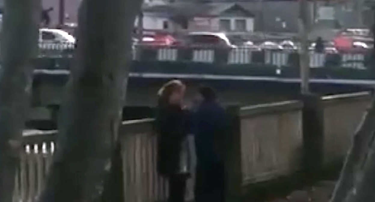 Кадр с избиением женщины в Зугдиди. Кадр видео NEWSGEORGIA https://www.newsgeorgia.ge/прокуратура-расследует-версию-избие/ Кадр с избиением женщины в Зугдиди. Кадр видео NEWSGEORGIA https://www.newsgeorgia.ge/прокуратура-расследует-версию-избие/
