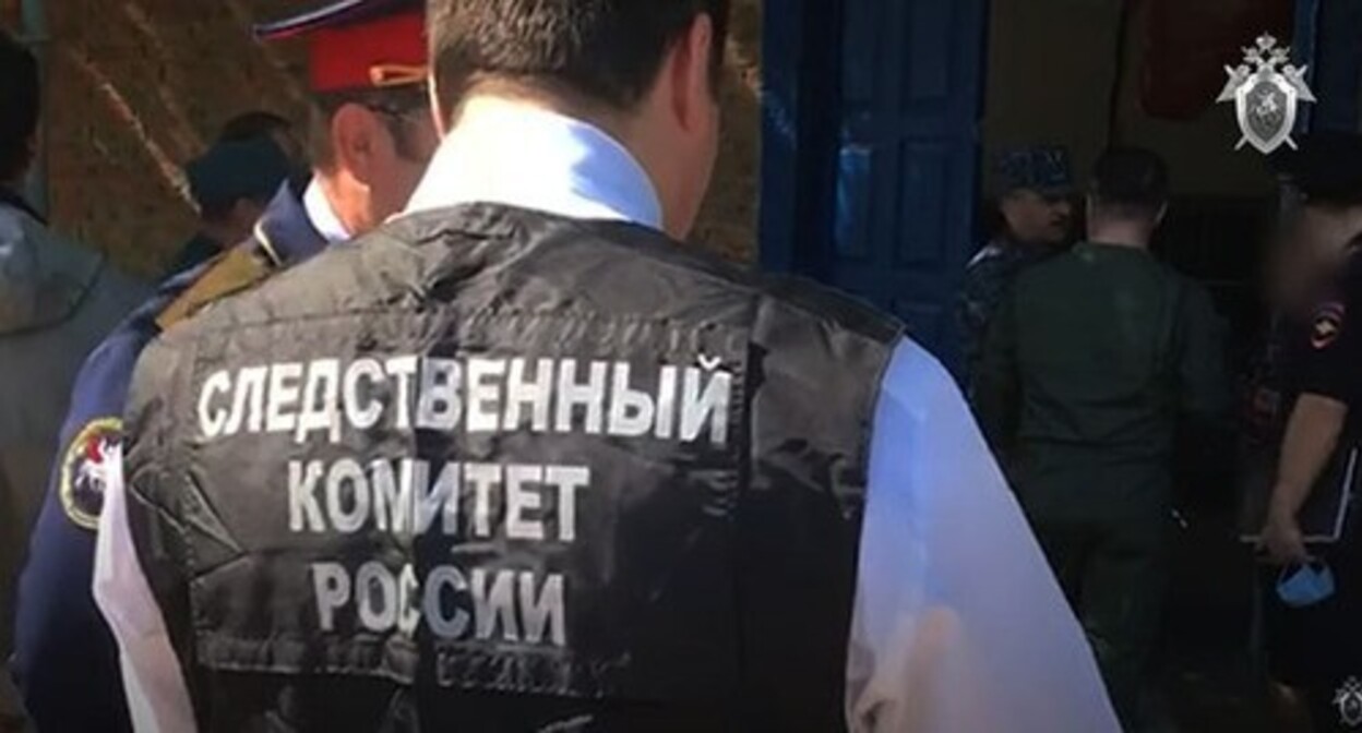 Сотрудники Следственного комитета на месте гибели рабочих на очистных сооружениях в поселке Дмитриадовка под Таганрогом. Скриншот видео "Следственный комитет Российской Федерации" https://www.youtube.com/watch?v=Nqp_Fiz_-Uw Сотрудники Следственного комитета на месте гибели рабочих на очистных сооружениях в поселке Дмитриадовка под Таганрогом. Скриншот видео "Следственный комитет Российской Федерации" https://www.youtube.com/watch?v=Nqp_Fiz_-Uw