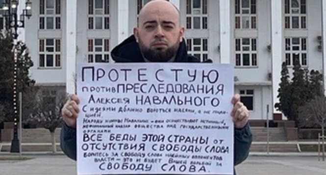 Руслан Магомедов, фото: https://chernovik.net/content/lenta-novostey/v-mahachkale-zaderzhan-aktivist-ustroivshiy-odinochnyy-piket-v-podderzhku Руслан Магомедов, фото: https://chernovik.net/content/lenta-novostey/v-mahachkale-zaderzhan-aktivist-ustroivshiy-odinochnyy-piket-v-podderzhku