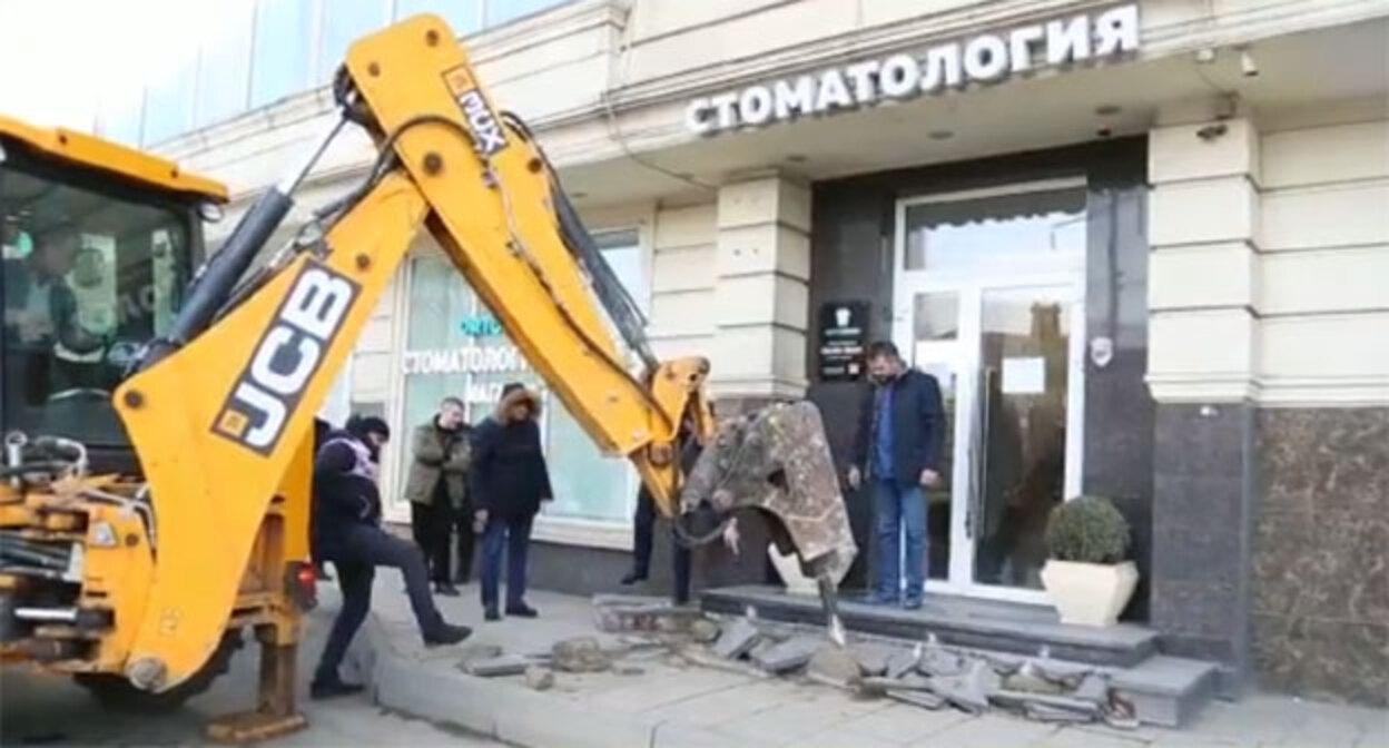 Дорожная техника на проспекте Акушинского. Кадр видео пресс-службы мэрии Махачкалы https://www.instagram.com/p/CZUgMW-BKCP/ Дорожная техника на проспекте Акушинского. Кадр видео пресс-службы мэрии Махачкалы https://www.instagram.com/p/CZUgMW-BKCP/