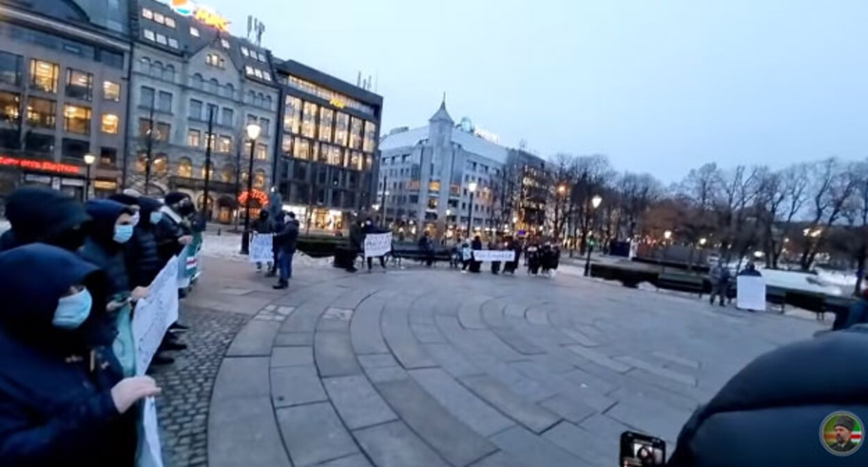 Митинг против насилия над чеченскими женщинами. Осло, 29 января 2022 года. Кадр видео Youtube-канала Анзора Масхадова Nizam Channel https://www.youtube.com/c/NizamChannel/videos Митинг против насилия над чеченскими женщинами. Осло, 29 января 2022 года. Кадр видео Youtube-канала Анзора Масхадова Nizam Channel https://www.youtube.com/c/NizamChannel/videos