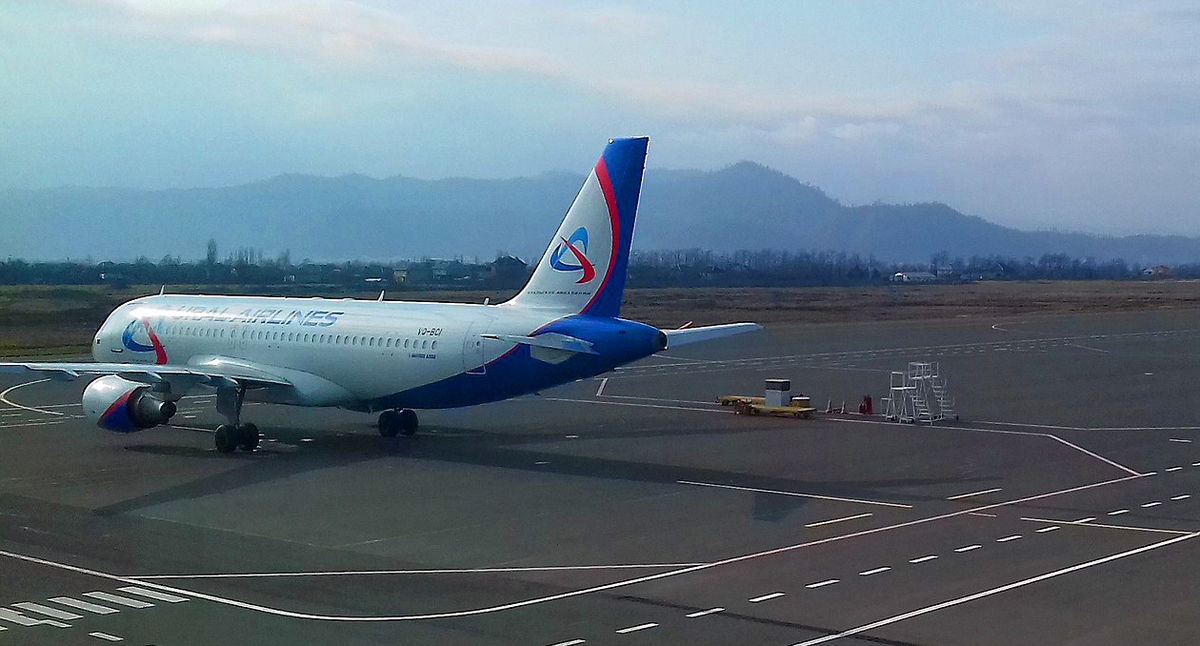 Самолет "Уральских авиалиний". Фото: "Гусейн42" https://commons.wikimedia.org/wiki/Category:Ural_Airlines#/media/File:Ural_Airlines'a_məxsus_təyyarə_.jpg Самолет "Уральских авиалиний". Фото: "Гусейн42" https://commons.wikimedia.org/wiki/Category:Ural_Airlines#/media/File:Ural_Airlines'a_məxsus_təyyarə_.jpg