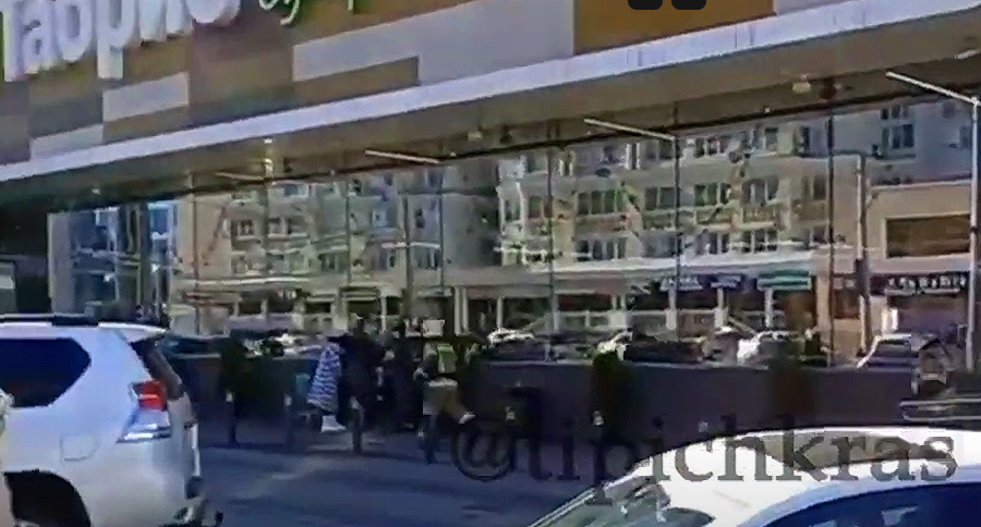 Эвакуация в магазине «Табрис» в Краснодаре. Кадр видео Типичный Краснодар https://www.youtube.com/watch?v=IlXJwD8mAw8&t=2s Эвакуация в магазине «Табрис» в Краснодаре. Кадр видео Типичный Краснодар https://www.youtube.com/watch?v=IlXJwD8mAw8&t=2s