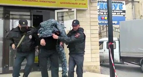Сотрудники СК России проводят задержание подозреваемого. Фото пресс-службы СК https://osetia.sledcom.ru/news/item/1556657/ Сотрудники СК России проводят задержание подозреваемого. Фото пресс-службы СК https://osetia.sledcom.ru/news/item/1556657/
