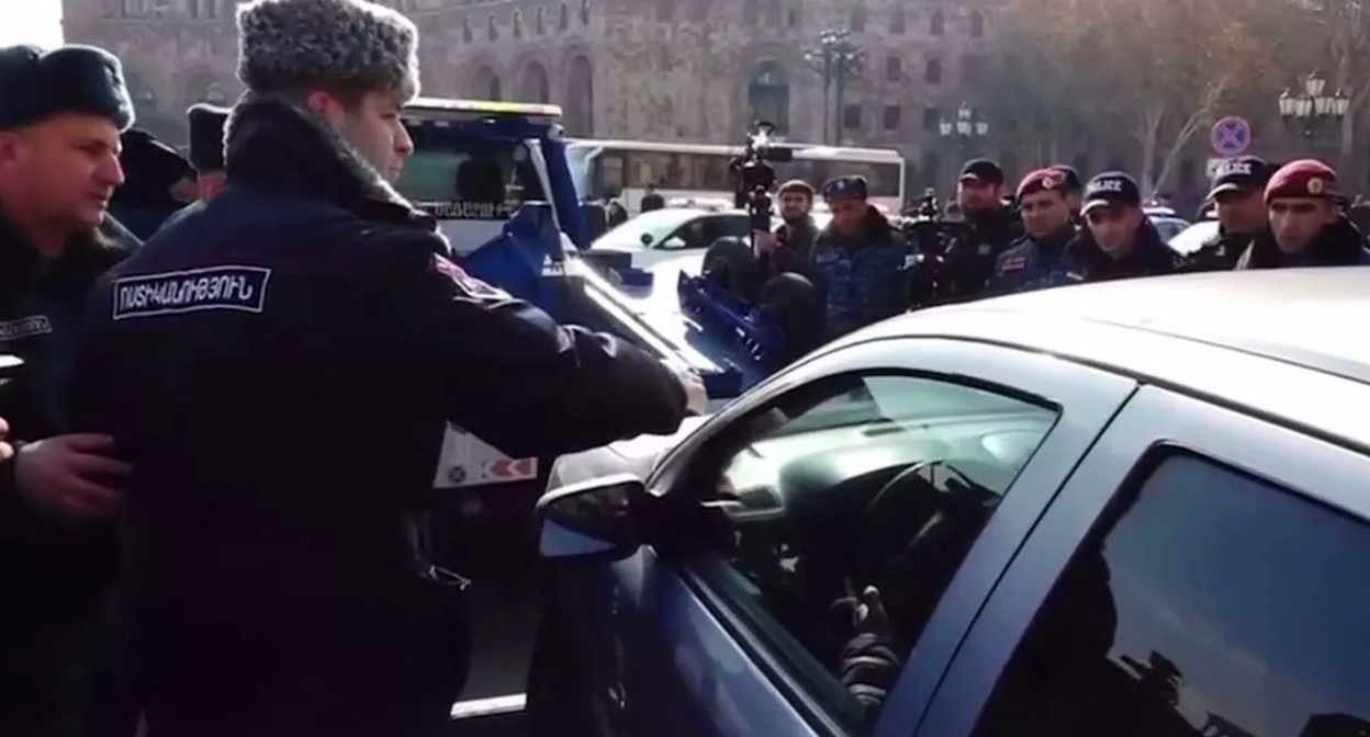 Участники акции протеста изменений тарифы на ОСАГО в Ереване 31.01.2022. Фото: Screenshot / Mika Badalyan Участники акции протеста изменений тарифы на ОСАГО в Ереване 31.01.2022. Фото: Screenshot / Mika Badalyan