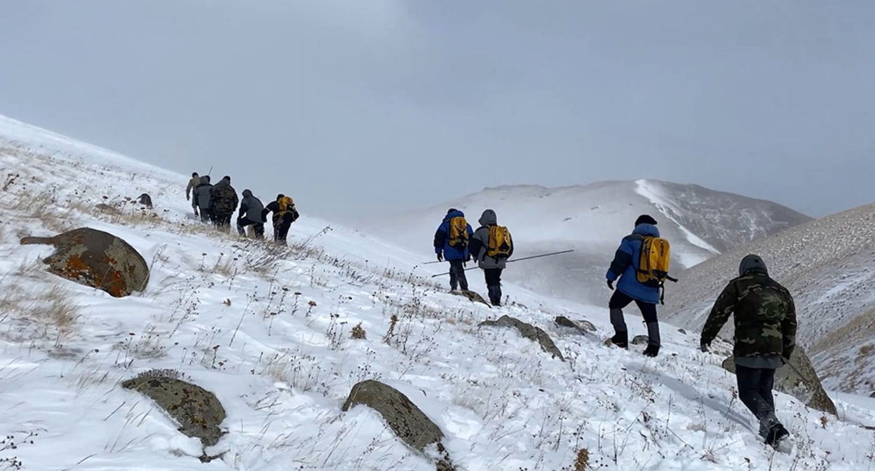 Поиски пропавшего офицера в Кельбаджарском районе Нагорного Карабаха. Фото пресс-службы МО Азербайджана https://mod.gov.az/az/news/kelbecer-istiqametinde-yolu-azan-herbi-qulluqcumuzun-axtarisi-davam-edir-video-39159.html Поиски пропавшего офицера в Кельбаджарском районе Нагорного Карабаха. Фото пресс-службы МО Азербайджана https://mod.gov.az/az/news/kelbecer-istiqametinde-yolu-azan-herbi-qulluqcumuzun-axtarisi-davam-edir-video-39159.html