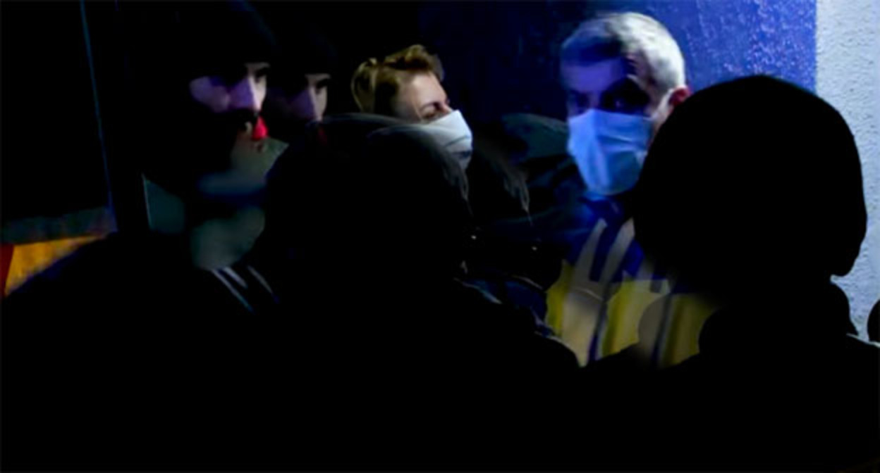 Родственники и близкие возле машины скорой помощи с пострадавшими от взрыва в шахте. Скриншот видео https://www.youtube.com/watch?v=tHc4lh7FLVE Родственники и близкие возле машины скорой помощи с пострадавшими от взрыва в шахте. Скриншот видео https://www.youtube.com/watch?v=tHc4lh7FLVE