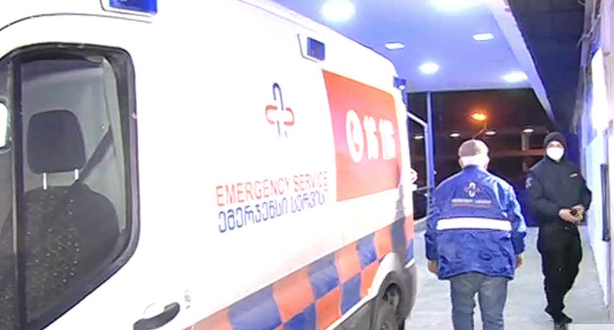 Скорая помощь доставила пострадавших при взрыве в шахте в Ткибули в ожоговый центр. Кадр видео канала RUSTAVU 2 https://rustavi2.ge/ka/news/220636 Скорая помощь доставила пострадавших при взрыве в шахте в Ткибули в ожоговый центр. Кадр видео канала RUSTAVU 2 https://rustavi2.ge/ka/news/220636