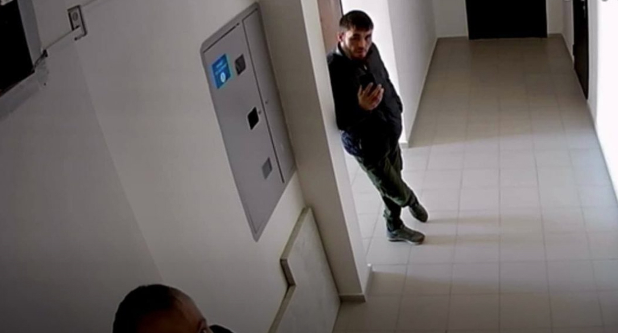 Участник нападения на Сараждина Султыгова. Кадр видео канала ФОРТАНГА https://www.youtube.com/watch?v=d-RDaG3LrSM Участник нападения на Сараждина Султыгова. Кадр видео канала ФОРТАНГА https://www.youtube.com/watch?v=d-RDaG3LrSM