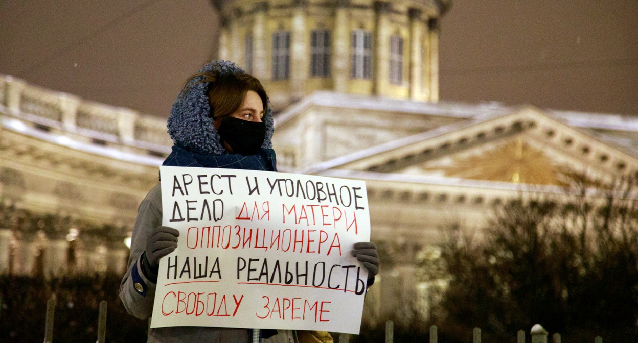 Одиночный пикет в поддержку Заремы Мусаевой петербургская активистка провела на Невском проспекте около Казанского собора вечером 31 января. Фото https://www.zaks.ru/new/archive/view/222274 Одиночный пикет в поддержку Заремы Мусаевой петербургская активистка провела на Невском проспекте около Казанского собора вечером 31 января. Фото https://www.zaks.ru/new/archive/view/222274