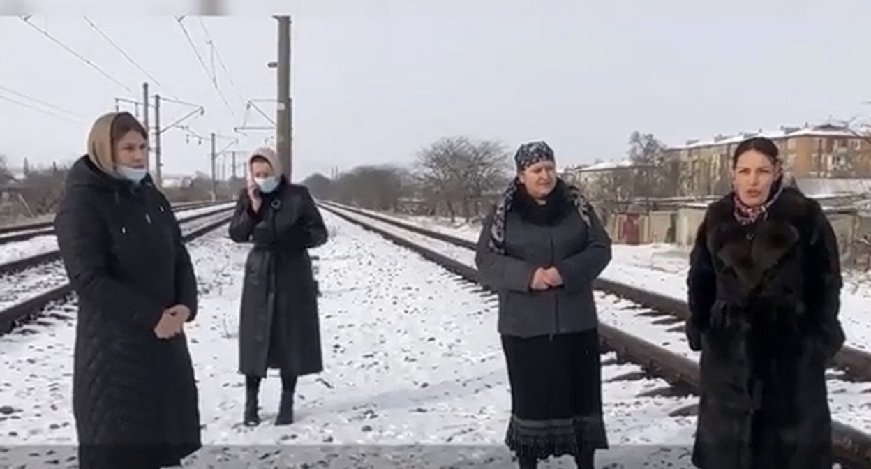 Жители поселка Новый Сулак и села Зубутли-Миатли под Кизилюртом рассказывают об отсутствии перехода через железную дорогу. Скриншот сообщения https://www.instagram.com/p/CZbrO5VjEI_/ Жители поселка Новый Сулак и села Зубутли-Миатли под Кизилюртом рассказывают об отсутствии перехода через железную дорогу. Скриншот сообщения https://www.instagram.com/p/CZbrO5VjEI_/