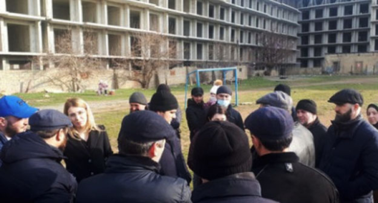 Сотрудники администрации Махачкалы и активисты в Сепараторном поселке Махачкалы. 30 января 2022 г. Фото: Амина Магомедова https://chernovik.net Сотрудники администрации Махачкалы и активисты в Сепараторном поселке Махачкалы. 30 января 2022 г. Фото: Амина Магомедова https://chernovik.net