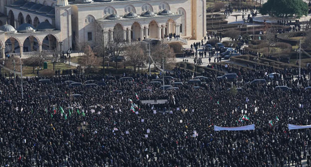 Стихийный митинг в центре Грозного. 2 февраля 2022 г. Фото: Чечня Сегодня https://chechnyatoday.com/news/352661 Стихийный митинг в центре Грозного. 2 февраля 2022 г. Фото: Чечня Сегодня https://chechnyatoday.com/news/352661