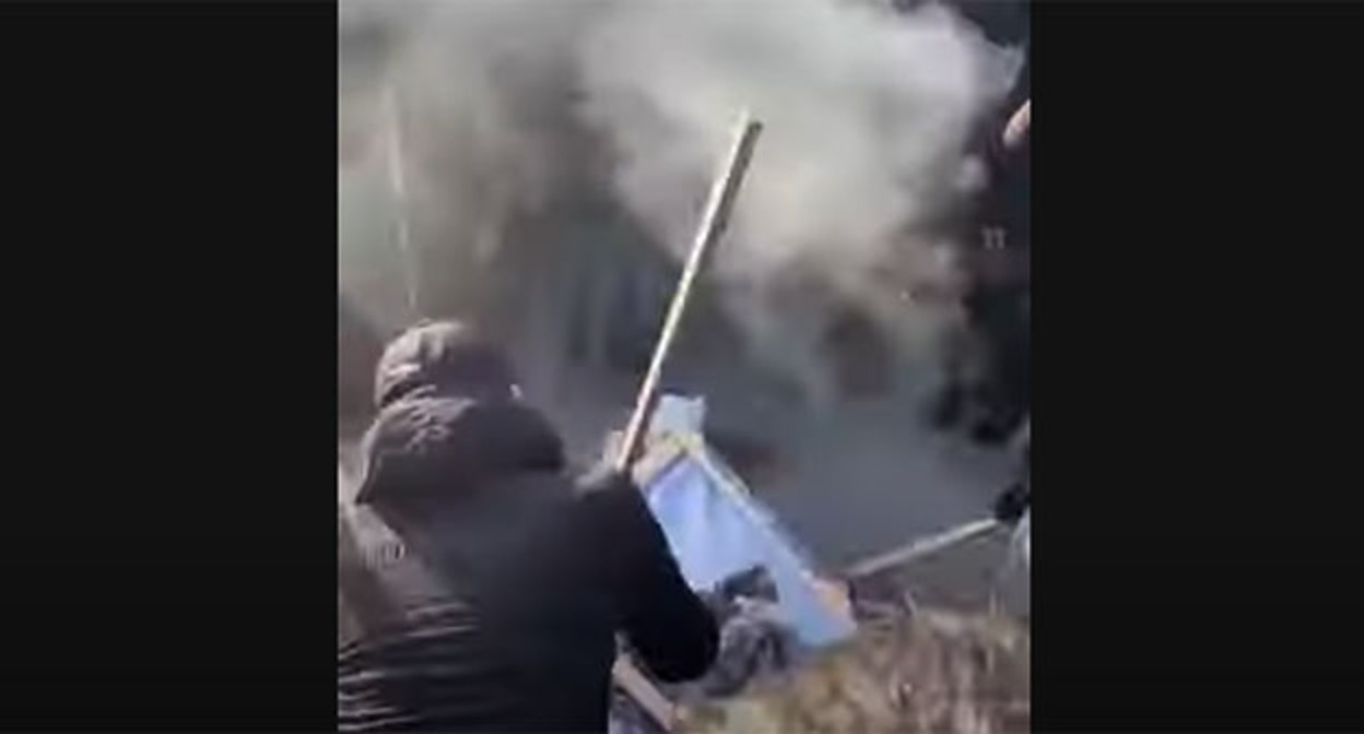 Участники митинга в Грозном сжигают портреты Янгулбаевых. 2 февраля 2021 г. Скриншот видео https://www.youtube.com/watch?v=In2m0Ee7Erw Участники митинга в Грозном сжигают портреты Янгулбаевых. 2 февраля 2021 г. Скриншот видео https://www.youtube.com/watch?v=In2m0Ee7Erw