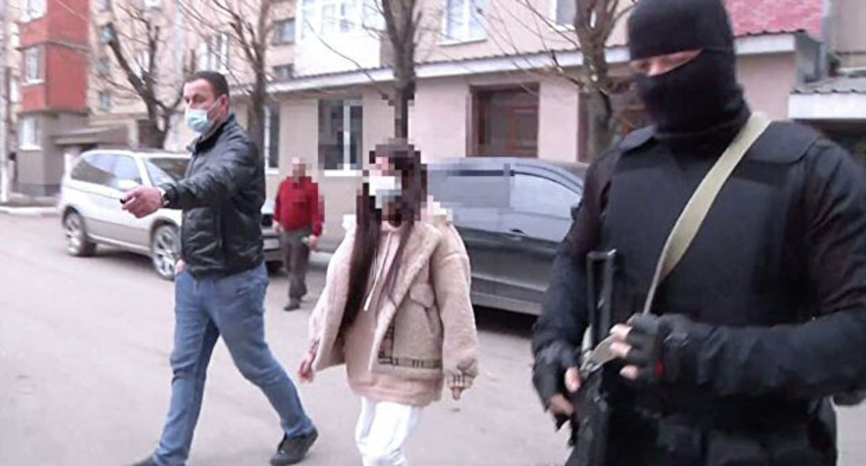 Сотрудники правоохранительных органов задерживают подозреваемых в организации финансовой пирамиды в КБР. Скриншот видео пресс-службы МВД по Кабардино-Балкарской Республике Сотрудники правоохранительных органов задерживают подозреваемых в организации финансовой пирамиды в КБР. Скриншот видео пресс-службы МВД по Кабардино-Балкарской Республике