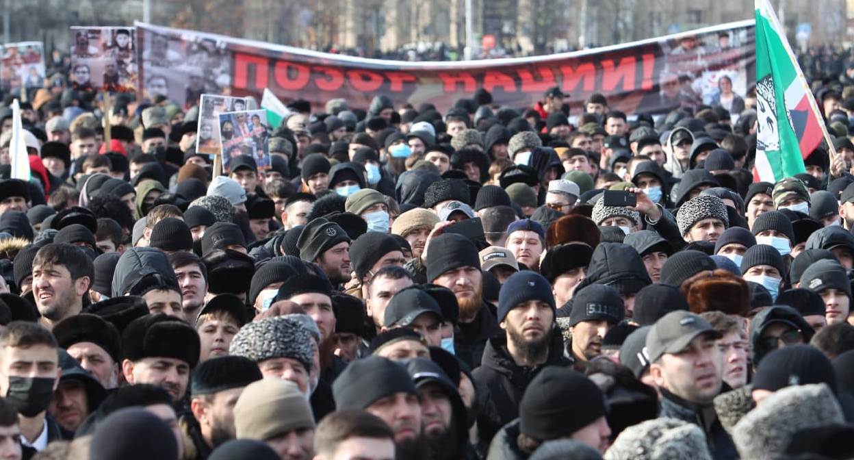 Стихийный митинг в центре Грозного. 2 февраля 2022 г. Фото: Чечня Сегодня https://chechnyatoday.com/images/uploads/2022/02/02/photo_2022-02-02_14-58-09%20(2).jpg Стихийный митинг в центре Грозного. 2 февраля 2022 г. Фото: Чечня Сегодня https://chechnyatoday.com/images/uploads/2022/02/02/photo_2022-02-02_14-58-09%20(2).jpg