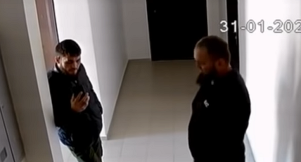 Участники нападения на Сараждина Султыгова. Кадр видео канала ФОРТАНГА www.youtube.com/watch?v=d-RDaG3LrSM Участники нападения на Сараждина Султыгова. Кадр видео канала ФОРТАНГА www.youtube.com/watch?v=d-RDaG3LrSM
