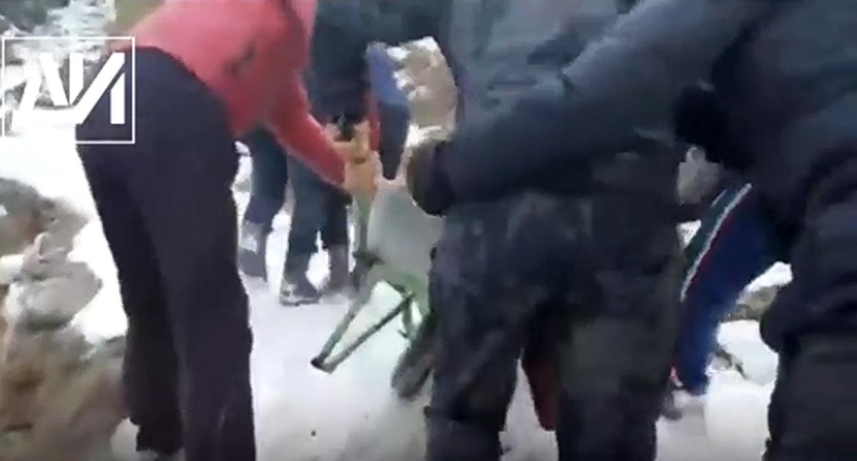 Односельчане везут домой жительницу села Хушет после выписки из больницы по горам на строительной тачке. Скринщот сообщения https://www.instagram.com/p/CZfMdkMJfCC/ Односельчане везут домой жительницу села Хушет после выписки из больницы по горам на строительной тачке. Скринщот сообщения https://www.instagram.com/p/CZfMdkMJfCC/