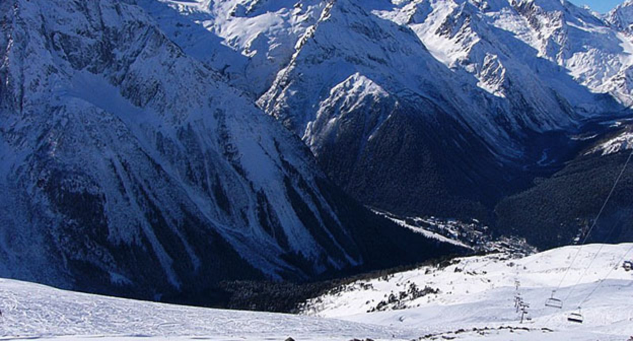 Вид на Домбай. Фото: Алексей Путеев https://ru.wikipedia.org Вид на Домбай. Фото: Алексей Путеев https://ru.wikipedia.org