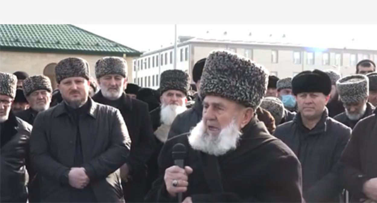 Митинг в селении Гойты. Скриншот видео https://www.instagram.com/p/CZfVgJOJb37/ Митинг в селении Гойты. Скриншот видео https://www.instagram.com/p/CZfVgJOJb37/