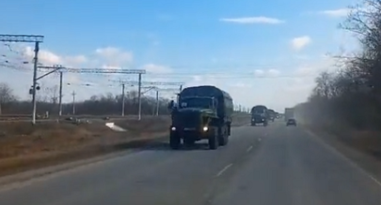 Передвижение бронетехники полка "Север". Кадр видео twitter.com/GirkinGirkin/status/1488749359911079941 Передвижение бронетехники полка "Север". Кадр видео twitter.com/GirkinGirkin/status/1488749359911079941