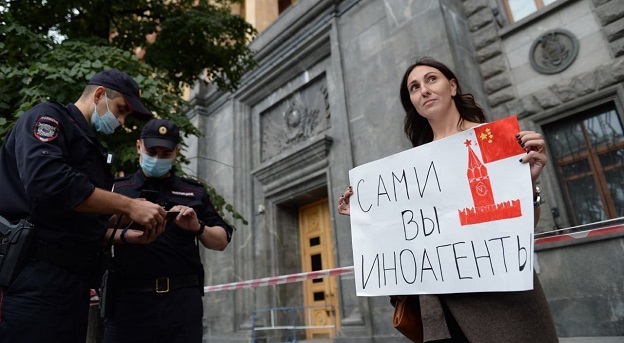 Участница акции против признания средств массовой информации иностранными агентами, Москва, август 2021 года. Кадр видеосюжета телеканала "Дождь" www.youtube.com/watch?v=X6fabOiPr64 Участница акции против признания средств массовой информации иностранными агентами, Москва, август 2021 года. Кадр видеосюжета телеканала "Дождь" www.youtube.com/watch?v=X6fabOiPr64