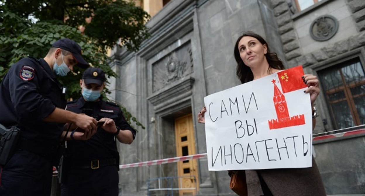 Участница акции против признания средств массовой информации иностранными агентами, Москва, август 2021 года. Кадр видеосюжета телеканала "Дождь" www.youtube.com/watch?v=X6fabOiPr64 Участница акции против признания средств массовой информации иностранными агентами, Москва, август 2021 года. Кадр видеосюжета телеканала "Дождь" www.youtube.com/watch?v=X6fabOiPr64