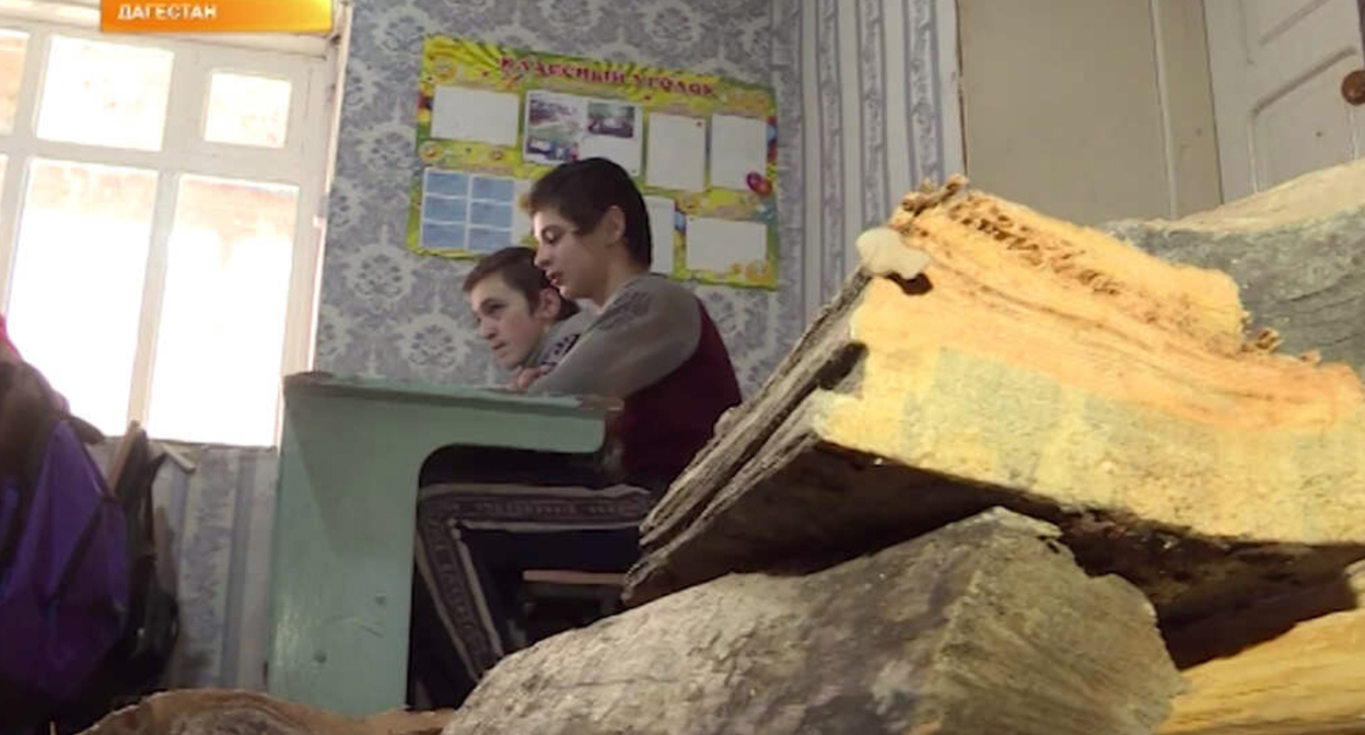 Дети в школе Цунтинского района Дагестана. Кадр видео https://123ru.net/mahachkala/310860439/ Дети в школе Цунтинского района Дагестана. Кадр видео https://123ru.net/mahachkala/310860439/