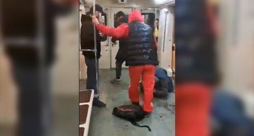Жестокое избиение молодого человека в московском метро. Скриншот видео mnogonazi/Telegram Жестокое избиение молодого человека в московском метро. Скриншот видео mnogonazi/Telegram