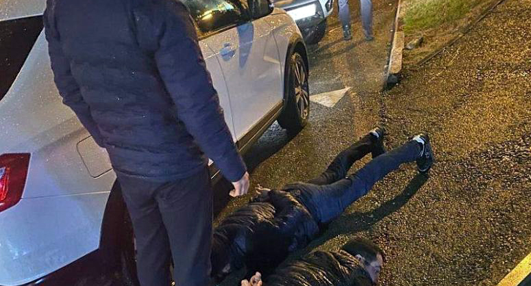 Задержание сотрудников Сочинского линейного управления МВД. Фото пресс-службы УТ МВД России по ЮФО https://www.yugopolis.ru/news/v-sochi-treh-policejskih-podozrevayut-v-poluchenii-vzyatki-v-1-5-mln-rublej-145997 Задержание сотрудников Сочинского линейного управления МВД. Фото пресс-службы УТ МВД России по ЮФО https://www.yugopolis.ru/news/v-sochi-treh-policejskih-podozrevayut-v-poluchenii-vzyatki-v-1-5-mln-rublej-145997