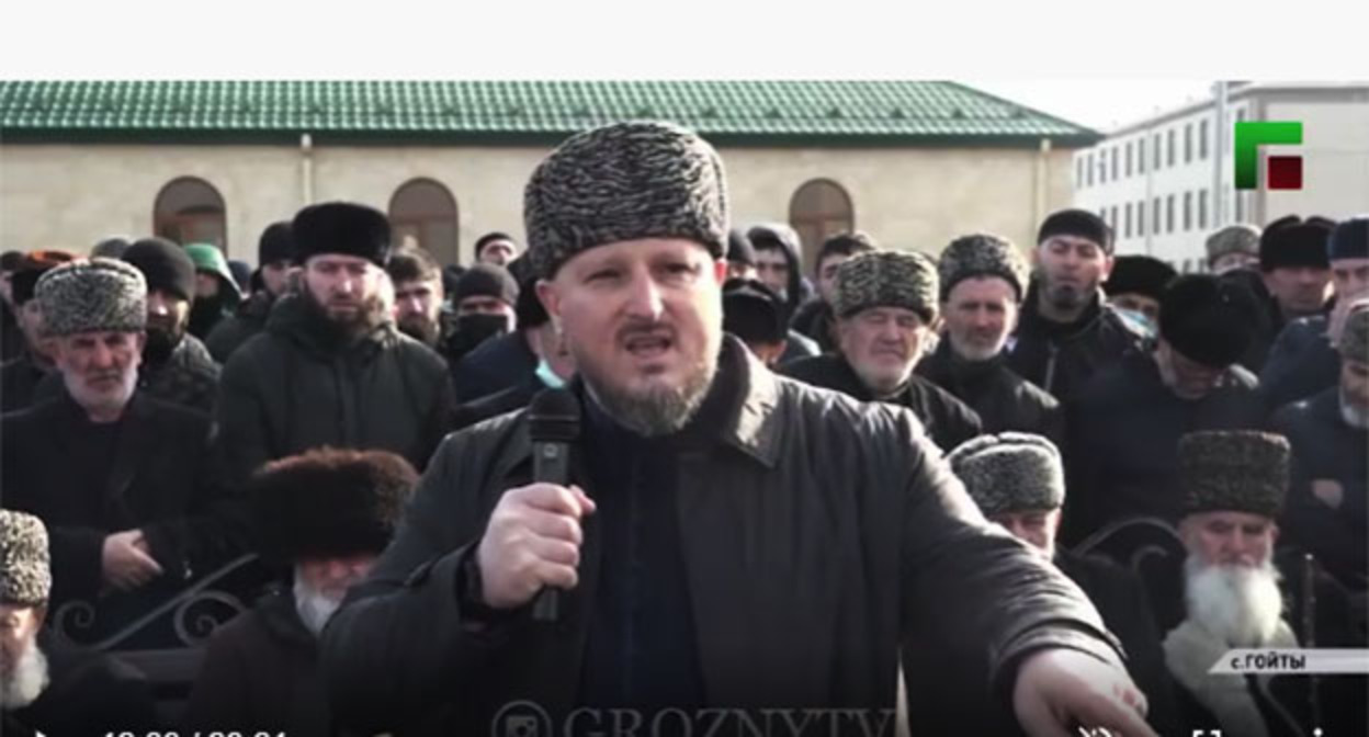 Митинг в селении Гойты на котором отреклись от своих родных и пообещали отомстить им. 3 февраля 2022 г. Скриншот видео https://www.instagram.com/p/CZfVgJOJb37/ Митинг в селении Гойты на котором отреклись от своих родных и пообещали отомстить им. 3 февраля 2022 г. Скриншот видео https://www.instagram.com/p/CZfVgJOJb37/