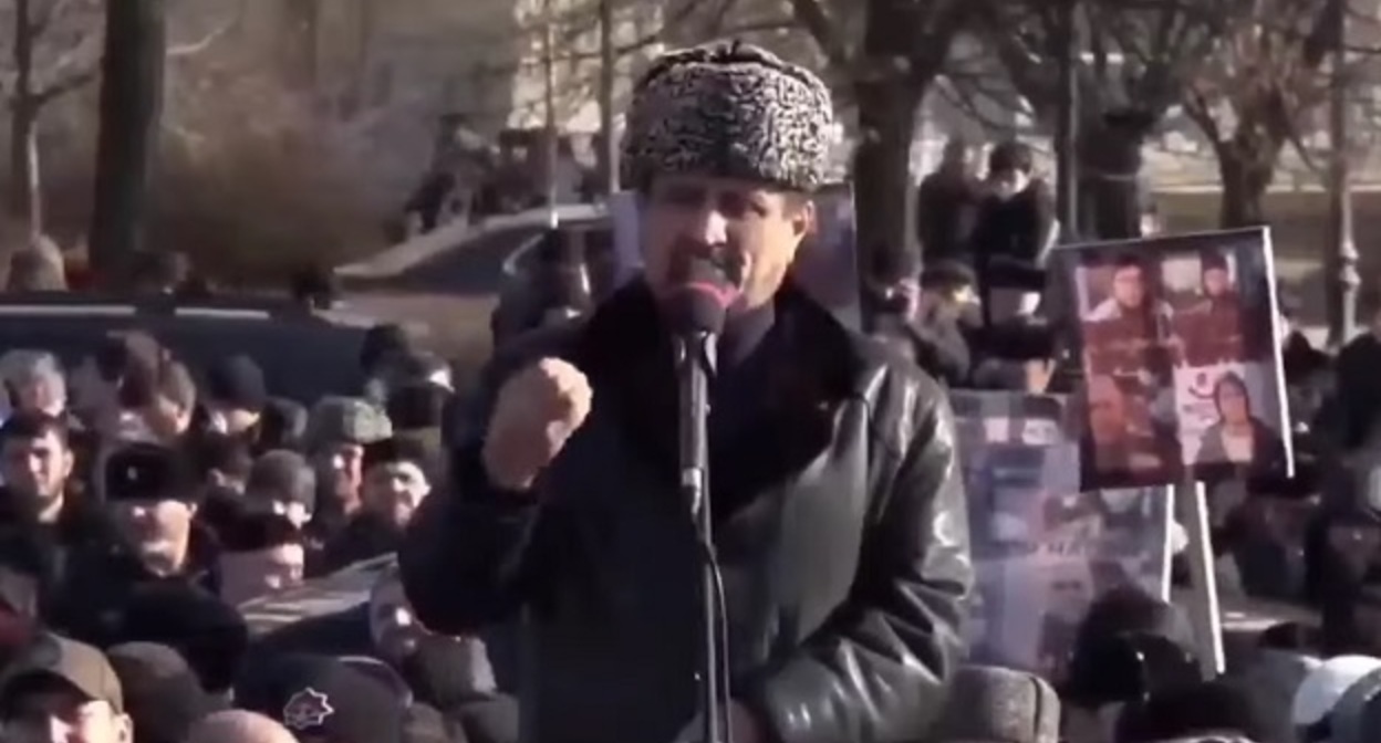 Выступление Ахмеда Сагова на митинге в Грозном. Кадр видео ГIАЛГIАЙ ДОГ на YouTube. youtu.be/CSQU74OPo8w Выступление Ахмеда Сагова на митинге в Грозном. Кадр видео ГIАЛГIАЙ ДОГ на YouTube. youtu.be/CSQU74OPo8w