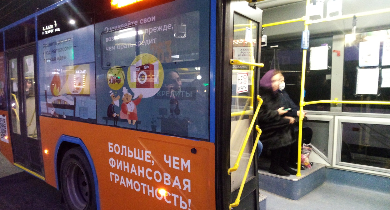 Тематический троллейбус по просвещению населения в вопросах финансовой грамотности. Дагестан, 4 февраля 2022 год. Фото Расула Магомедова для "Кавказского узла" Тематический троллейбус по просвещению населения в вопросах финансовой грамотности. Дагестан, 4 февраля 2022 год. Фото Расула Магомедова для "Кавказского узла"