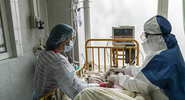 Медицинские работники возле ребенка в больничной палате. Фото: UNICEF/2020/Maloletka https://www.unicef.org Медицинские работники возле ребенка в больничной палате. Фото: UNICEF/2020/Maloletka https://www.unicef.org