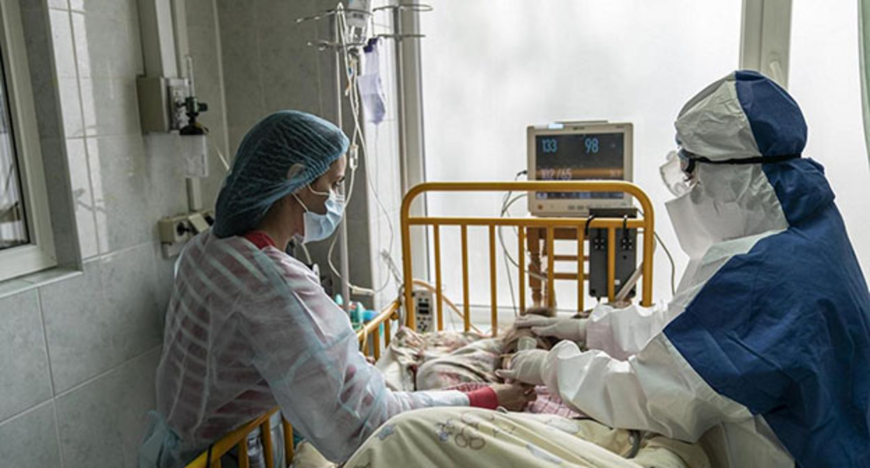 Медицинские работники возле ребенка в больничной палате. Фото: UNICEF/2020/Maloletka https://www.unicef.org Медицинские работники возле ребенка в больничной палате. Фото: UNICEF/2020/Maloletka https://www.unicef.org