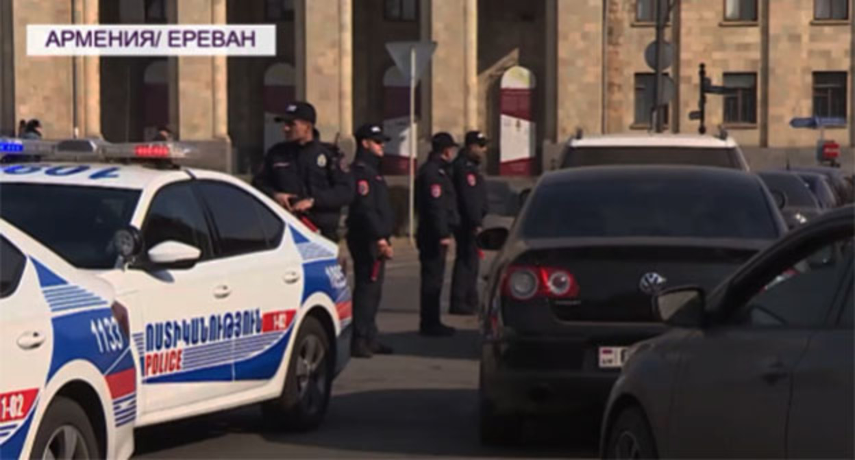 Сотрудники полиции во время акции протеста водителей. Ереван, 31 января 2022 г. Скриншот видео МТРК «МИР» https://mir24.tv/news/16494289/v-armenii-avtovladelcy-vyshli-na-miting-protiv-povysheniya-cen-na-osago Сотрудники полиции во время акции протеста водителей. Ереван, 31 января 2022 г. Скриншот видео МТРК «МИР» https://mir24.tv/news/16494289/v-armenii-avtovladelcy-vyshli-na-miting-protiv-povysheniya-cen-na-osago