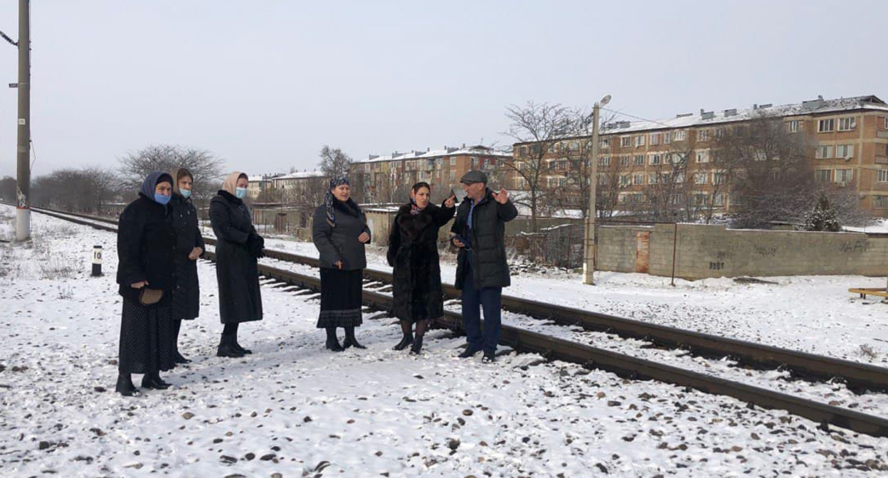 Жители поселка Новый Сулак под Кизилюртом. Фото https://riadagestan.ru/news/society/stikhiynyy_perekhod_cherez_zheleznuyu_dorogu_obustroyat_po_prosbe_onf_dagestana/ Жители поселка Новый Сулак под Кизилюртом. Фото https://riadagestan.ru/news/society/stikhiynyy_perekhod_cherez_zheleznuyu_dorogu_obustroyat_po_prosbe_onf_dagestana/