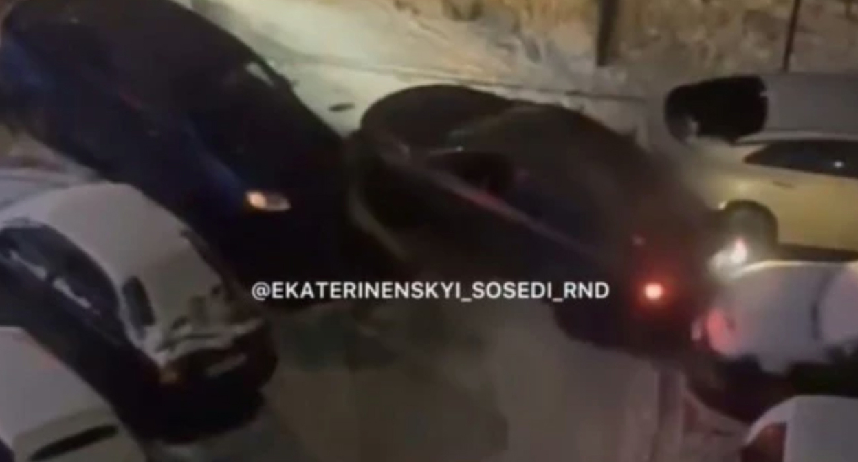На месте происшествия. Скриншот сообщения https://www.instagram.com/ekaterininskyi_sosedi_rnd/ На месте происшествия. Скриншот сообщения https://www.instagram.com/ekaterininskyi_sosedi_rnd/