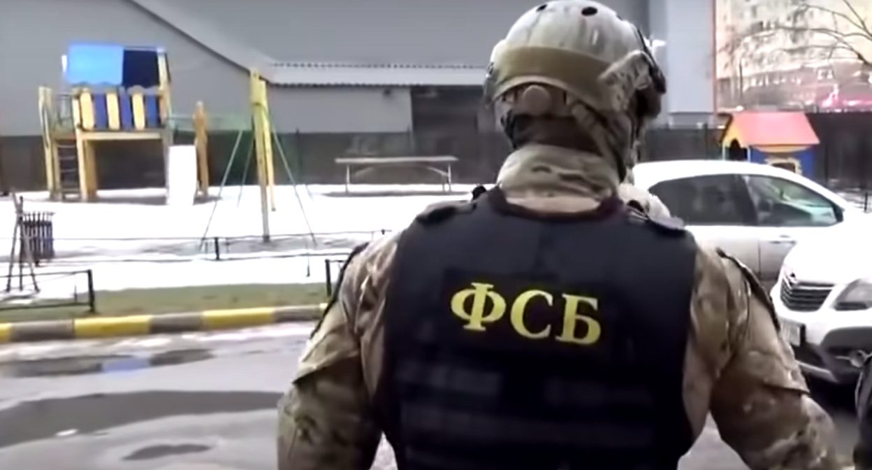 Сотрудник ФСБ. Кадр видео МВД ФСБ https://www.youtube.com/watch?v=jj12LtWbc6k&t=142s
Сотрудник ФСБ. Кадр видео МВД ФСБ https://www.youtube.com/watch?v=jj12LtWbc6k&t=142s
