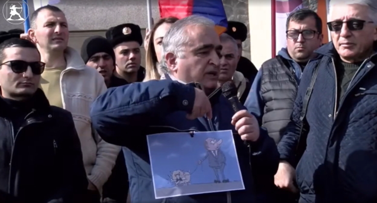 Участники акции "Национального демократического полюса" в Ереване. Кадр видео https://www.facebook.com/watch/live/?ref=watch_permalink&v=931435390878825 Участники акции "Национального демократического полюса" в Ереване. Кадр видео https://www.facebook.com/watch/live/?ref=watch_permalink&v=931435390878825