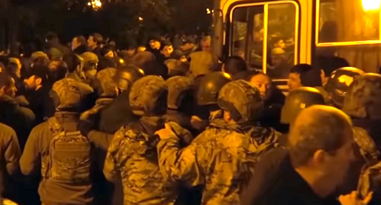 Противостояние участников митинга в Сухуме и силовиков 21 декабря 2021 года. Кадр видео "Абаза-ТВ". youtu.be/vE-UTOsYuSA Противостояние участников митинга в Сухуме и силовиков 21 декабря 2021 года. Кадр видео "Абаза-ТВ". youtu.be/vE-UTOsYuSA