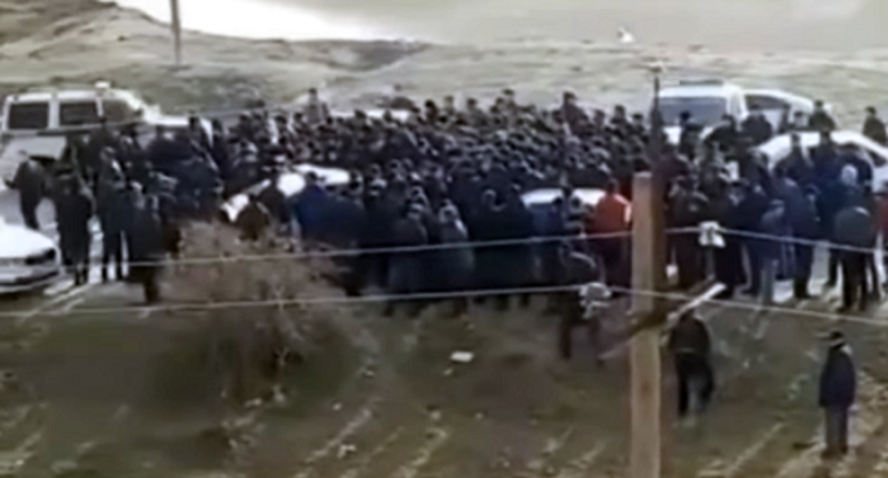 Акция протеста жителей Какашуры. Кадр видео Рустам 05 на YouTube www.youtube.com/watch?v=AqOXte106lo Акция протеста жителей Какашуры. Кадр видео Рустам 05 на YouTube www.youtube.com/watch?v=AqOXte106lo