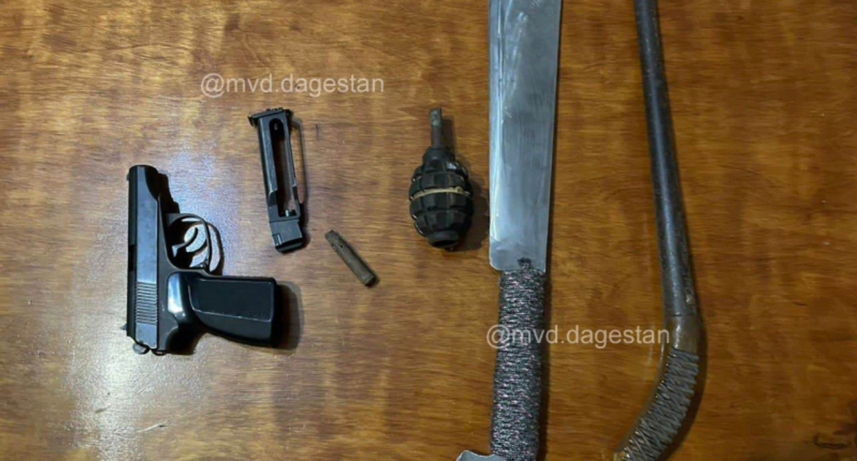 Изъятое оружие в селе Маджалис в Дагестане. Фото пресс-службы МВД Дагестана Изъятое оружие в селе Маджалис в Дагестане. Фото пресс-службы МВД Дагестана