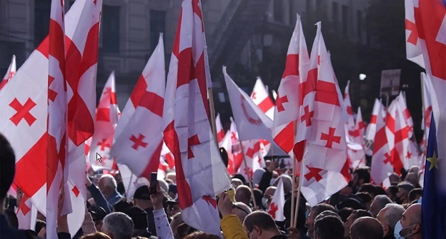 Грузинские флаги на акции протеста оппозиции в Тбилиси, 14 октября 2021 года. Фото Инны Кукуджановой для "Кавказского узла". Грузинские флаги на акции протеста оппозиции в Тбилиси, 14 октября 2021 года. Фото Инны Кукуджановой для "Кавказского узла".