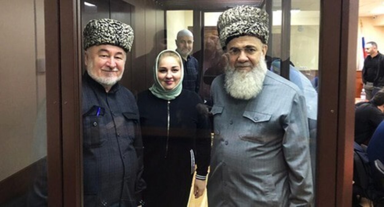 Малсаг Ужахов, Зарифа Саутиева и Ахмед Барахоев (слева направо) перед судебным заседанием. Март 2021 года. Фото Багаудина Мякиева
Малсаг Ужахов, Зарифа Саутиева и Ахмед Барахоев (слева направо) перед судебным заседанием. Март 2021 года. Фото Багаудина Мякиева