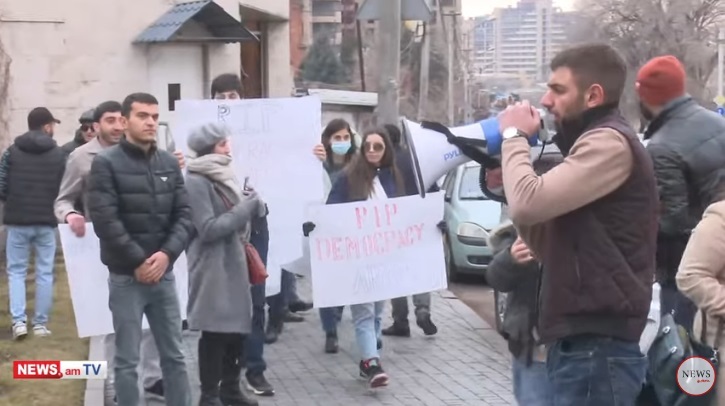 Активисты молодежного крыла АРФ "Дашнакцутюн" на акции протеста в Ереване. Стопкадр видеоролика на странице https://www.youtube.com/watch?v=5553McSRSJM&feature=emb_imp_woyt Активисты молодежного крыла АРФ "Дашнакцутюн" на акции протеста в Ереване. Стопкадр видеоролика на странице https://www.youtube.com/watch?v=5553McSRSJM&feature=emb_imp_woyt