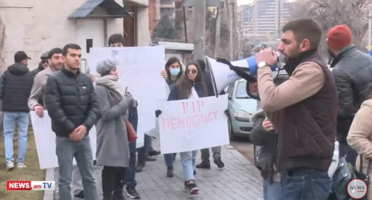 Активисты молодежного крыла АРФ "Дашнакцутюн" на акции протеста в Ереване. Стопкадр видеоролика на странице https://www.youtube.com/watch?v=5553McSRSJM&feature=emb_imp_woyt Активисты молодежного крыла АРФ "Дашнакцутюн" на акции протеста в Ереване. Стопкадр видеоролика на странице https://www.youtube.com/watch?v=5553McSRSJM&feature=emb_imp_woyt