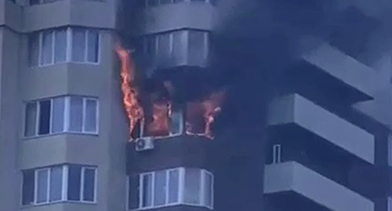 Пожар в 17-этажном доме в Анапе. Кадр видео: instagram.com/agorbachev.official
Пожар в 17-этажном доме в Анапе. Кадр видео: instagram.com/agorbachev.official